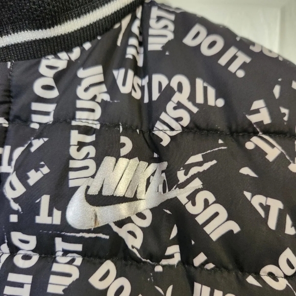 Nike “ Just Do It” all over Boys Size S (4-5 Yrs) Zip Puffer Coat / Jacket - Picture 6 of 9